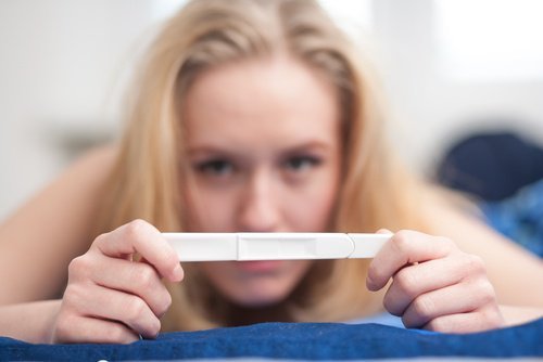 Mulher com cistos ovarianos buscando engravidar