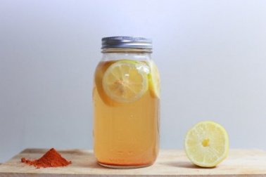 Bebida de cúrcuma e limão para perder peso e melhorar a digestão