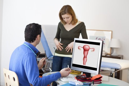 Mulher consultando sobre cistos ovarianos