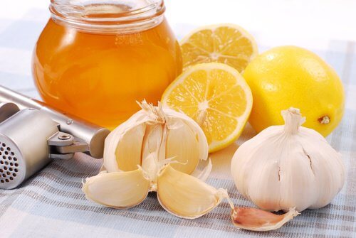 Mel de alho e limão para começar o dia e fortalecer o sistema imunológico
