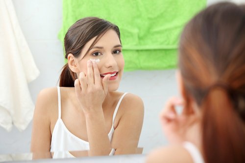 Vaselina-para-os-olhos-remover-maquiagem