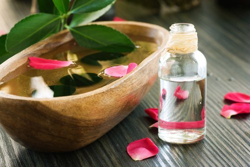 agua-de-rosas-contra-flacidez-facial