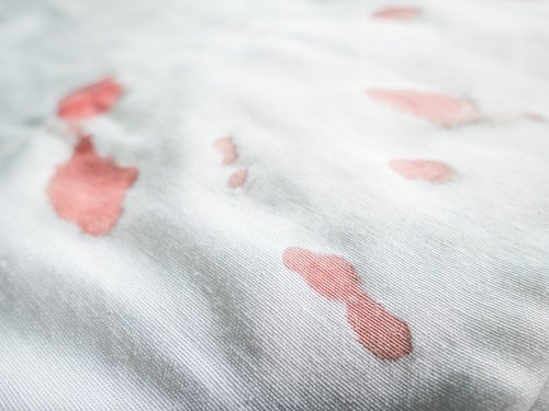 Aspirina para dissolver manchas de sangue