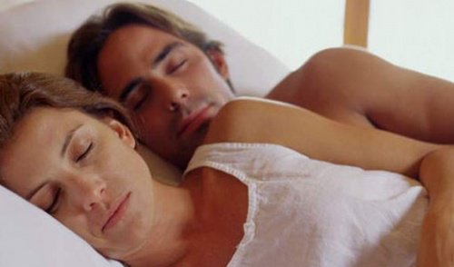casal_dormir_abracados