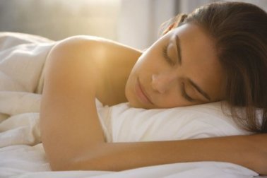 7 benefícios de dormir sem roupa