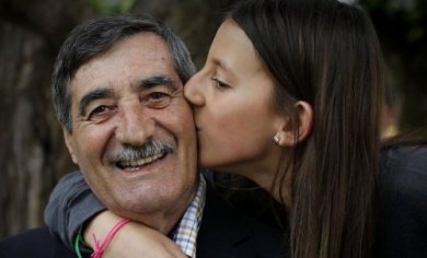 Uma menina de 11 anos salva a vida de seu avô depois de um infarto