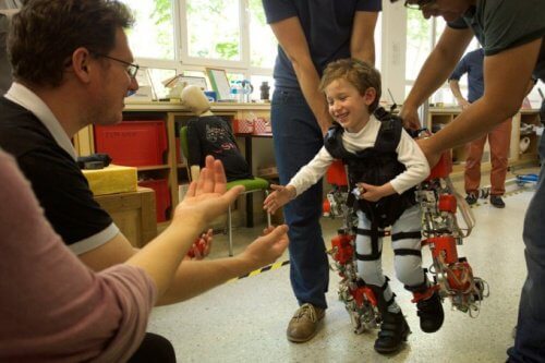 Exoesqueleto pode permitir que crianças paraplégicas caminhem novamente