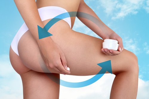 Mulher hidratando o bumbum