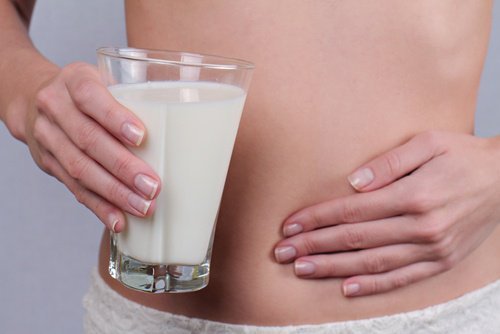 Mulher segurando um copo com Iogurte grego