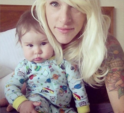 Mãe-com-criança-feliz