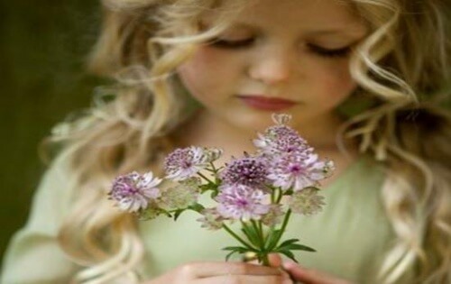 menina-com-flores-felicidade