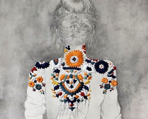 Mulher de 50 anos de costas