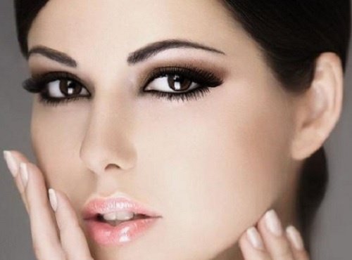 Mulher com olhos bem delineados