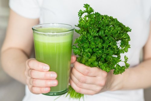 Elimine o mau cheiro bucal e corporal tomando este suco natural