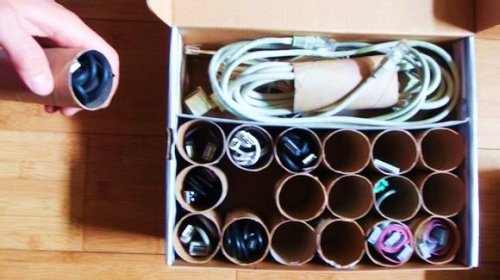 Organizador de cabos para facilitar a tarefa doméstica