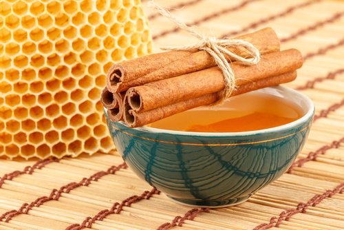 Canela e mel para unhas encravadas