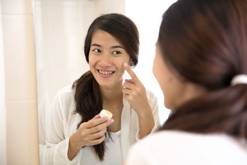 Mulher tratando acne com água oxigenada