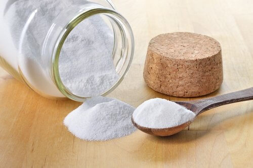 O bicarbonato de sódio pode ajudar a deixar suas toalhas mais brancas