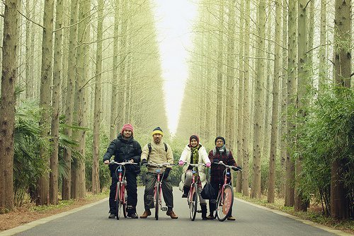 Mulheres com maridos andando de bicicleta