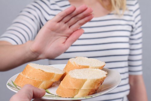 Mulher negando comer pão por ter intolerância ao glúten