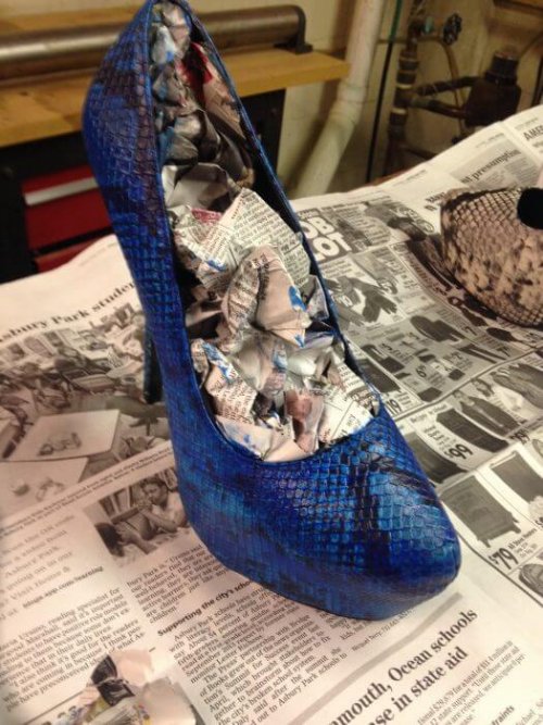 Papel de jornal com álcool para alargar os sapatos