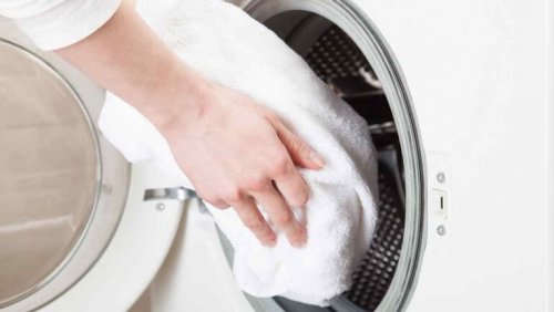 A amônia e o vinagre podem ajudar a deixar as toalhas mais brancas