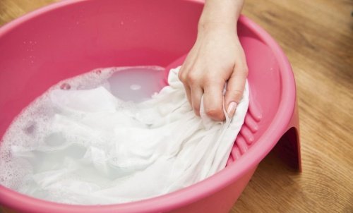 O silicato de sódio pode ajudar a deixar as toalhas mais brancas