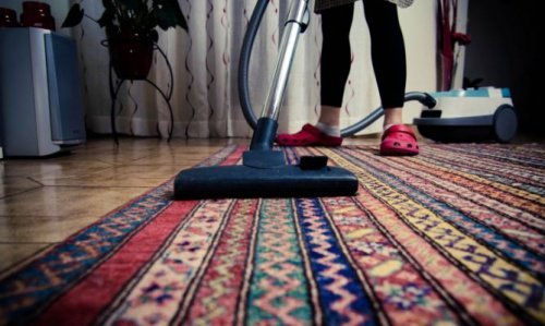 Limpar a fundo o tapete para evitar maus cheiros