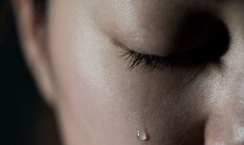 Mulher chorando por tristeza