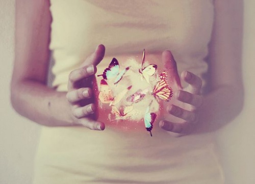 menina-com-borboletas-na-mão-representando-desapego