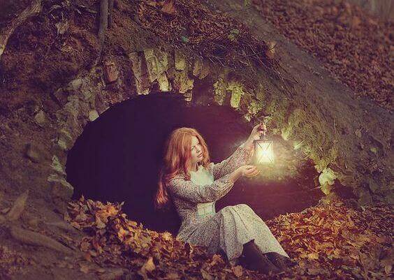 Mulher sozinha evitando mal-entendidos