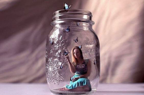 Mulher se protegendo dos maus entendidos