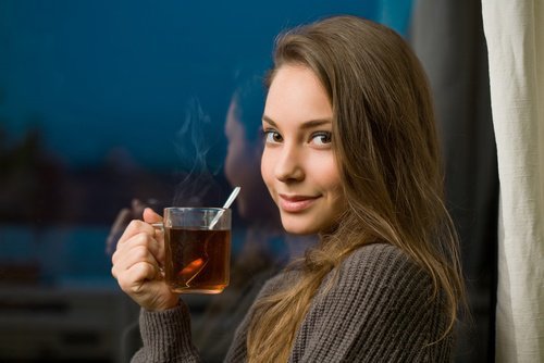 Você tem dificuldades para pegar no sono? Tome chá de banana e canela antes de dormir