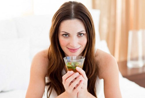 mulher tomando limonada de chá verde