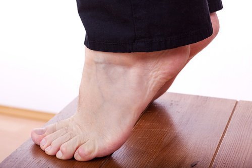 Pessoa nas pontas dos pés para tratar a fascite plantar