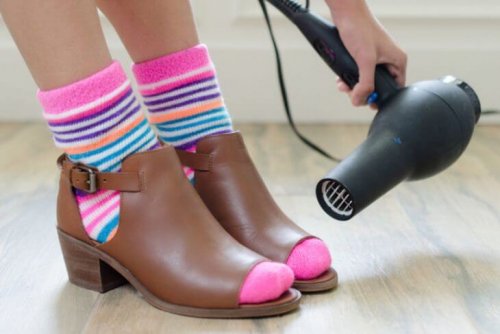 Aplicar secador nos sapatos para alargá-los