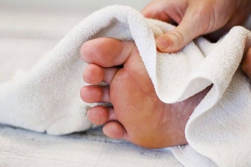 prevenir-fungos-nas-unhas-pes
