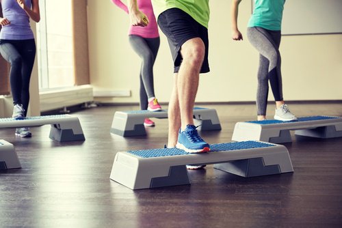 Mulheres fazendo step para queimar gorduras
