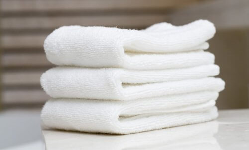 5 produtos econômicos para deixar as toalhas mais brancas