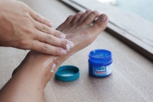 9-usos-alternativos-que-voce-pode-dar-ao-vick-vaporub