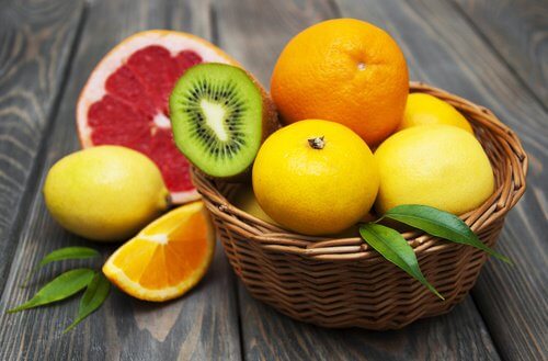 Cesta com frutas cítricas que ajudam o fígado
