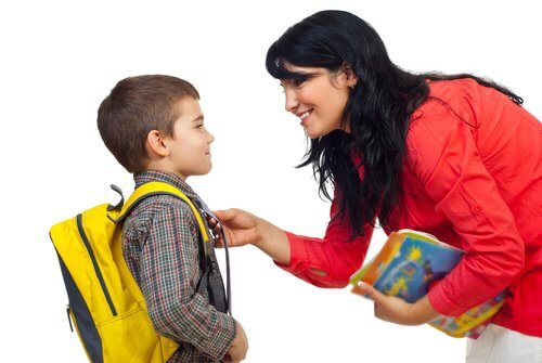 Máe preparando seu filho para escola