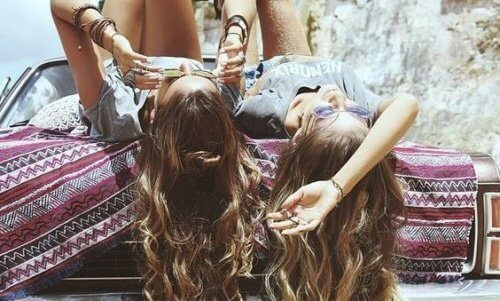 amigas_tomando_sol_carro