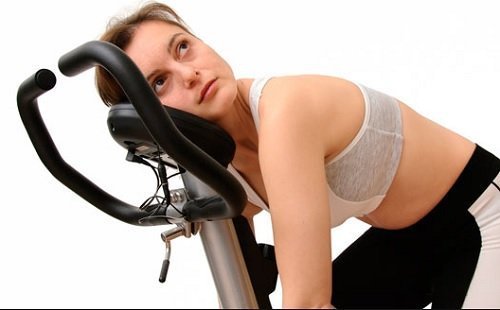 Mulher cansada e fraca por deficiencia de potássio