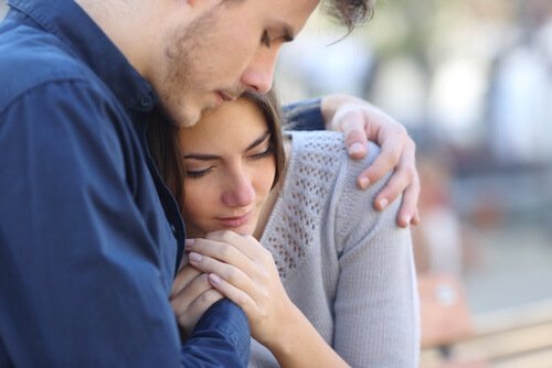 Homem abraçando moça com depressão