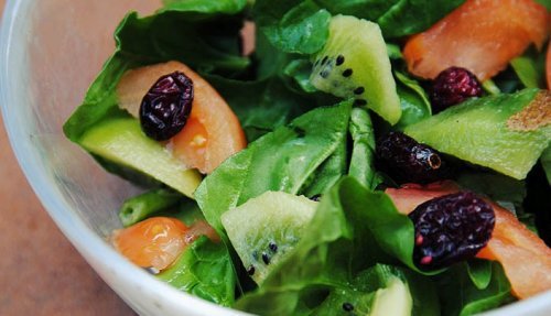 salada de espinafre kiwi mirtilo