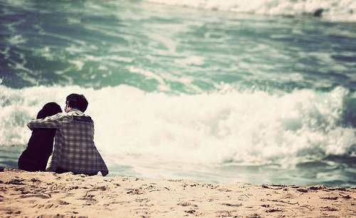 homem_abraca_cachorro_praia