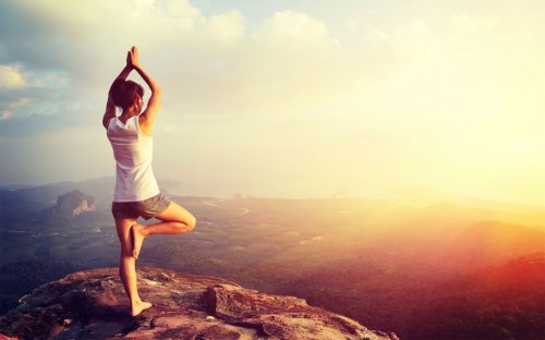 mulher-fazendo-ioga-olhando-paisagem