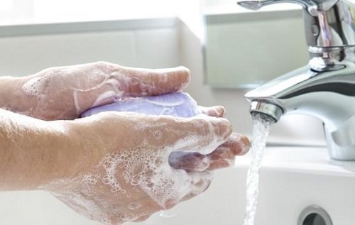 4 partes do corpo que você não deveria tocar com as mãos