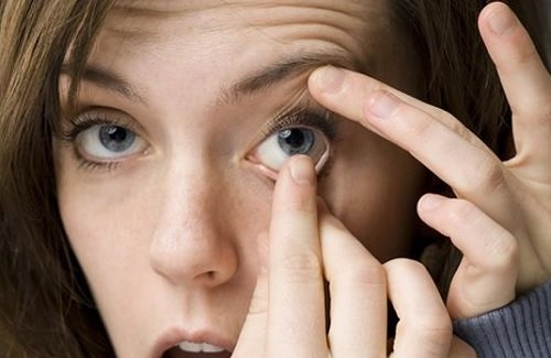 Mulher tocando os olhos com as mãos